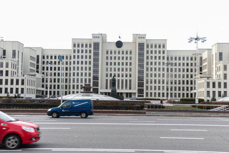 Minsk. Belarus. 04.12.2022. House of the Government of the Republic of Belarus in Minsk on Lenin Square. In the center in front of the building there is a monument to VI Lenin.のeditorial素材