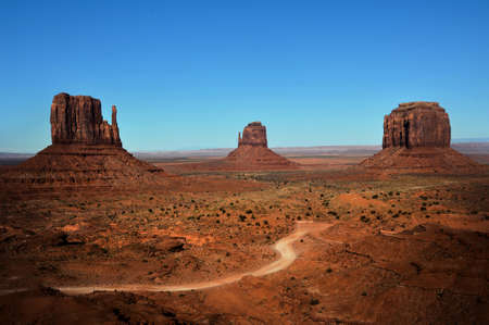 East and West Mitten Buttes in Monument Valleyのeditorial素材