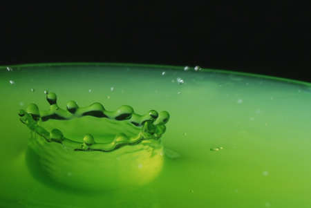 Drop of green make a crown-shaped rippleの写真素材