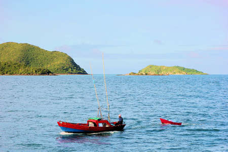 Fishing boat sailing through the Koh samae san islands ,Sattahip,Thailand  のeditorial素材