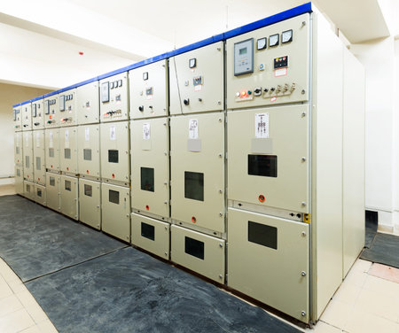 Electrical energy distribution substation in a power plant 
