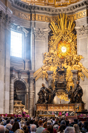 CittÃ  del Vaticano, Vaticano - Stato della CittÃ  del Vaticano - 11-22-2022: Faithful crowd attending a divine service at St. Peter's Basilica under the golden glowのeditorial素材