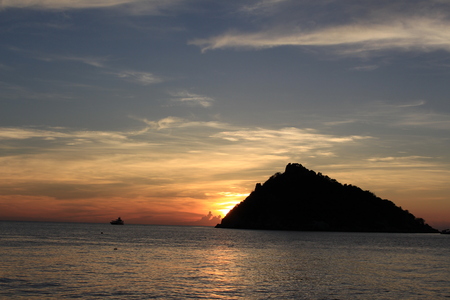 sunset koh nangyuan Thailandの写真素材