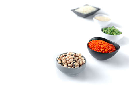 Super food tag with fenugreek seeds, bukwheat seeds, gold linseeds and brown linseeds. Superfood on a white background. Set from Ancient grain food top view. Healthy eating. Alternative to staple foods. Gluten free. Green peas, millet, amaranth, lentils, black eye beans on plates arranged aroundの写真素材