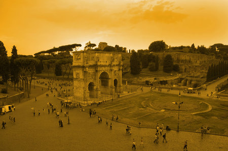 ROME, Italy - SEPTEMBER 27: Arch of Constantine on September 27, 2011 in Rome Italy. Crowds of tourists visiting the Arch of Constantine in the ancient Roman forum area のeditorial素材