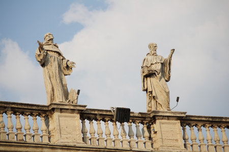 Statues of Vatican Bernini's colonnade in Rome, Italyのeditorial素材