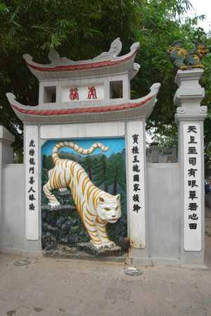 The gate of Huc Bridge over the Hoan Kiem Lake, Hanoi, Vietnamのeditorial素材