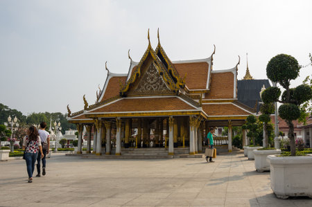 BANGKOK, THAILAND - JANUARY 25, 2015: Unidentified tourists visit Wat Ratchanaddaram and Loha Prasat Metal Palace in Bangkok ,Thailandのeditorial素材