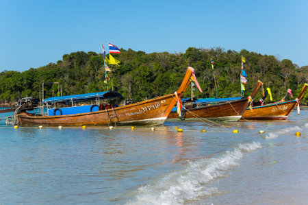 CRABI PROVINCE, THAILAND - FEBRUARY 04, 2015: Traditional thai long tail boats waiting for tourists to travel to beautiful islands in Thailandのeditorial素材