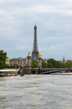 PARIS, FRANCE - MAY 07, 2015: Tour Eiffel and Pont Alexandre III bridge over the river Seine in the dusk, Paris, Franceのeditorial素材