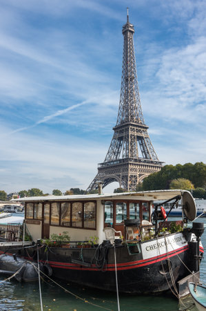PARIS, FRANCE - OCTOBER 12, 2015: View from river Seine at famous Tour Eiffel in sunny autumn day, Paris, Franceのeditorial素材