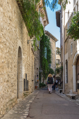 SAINT-PAUL-DE-VENCE, FRANCE - APRIL 25, 2016: Street of Saint-Paul-de-Vence, one of the oldest medieval towns on the French Riviera, well known for its contemporary art museums and galleries, Franceのeditorial素材