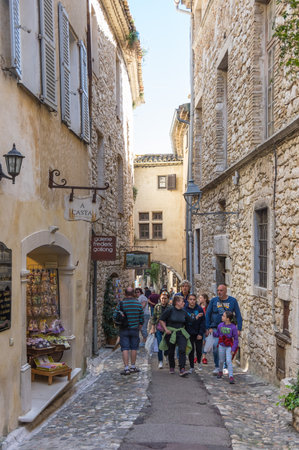 SAINT-PAUL-DE-VENCE, FRANCE - APRIL 25, 2016: Street of Saint-Paul-de-Vence, one of the oldest medieval towns on the French Riviera, well known for its contemporary art museums and galleries, Franceのeditorial素材