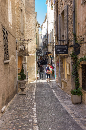 SAINT-PAUL-DE-VENCE, FRANCE - APRIL 25, 2016: Street of Saint-Paul-de-Vence, one of the oldest medieval towns on the French Riviera, well known for its contemporary art museums and galleries, Franceのeditorial素材