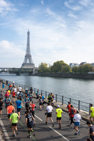 PARIS, FRANCE - OCTOBER 11, 2015: People running marathon in historical center of Paris, Franceのeditorial素材