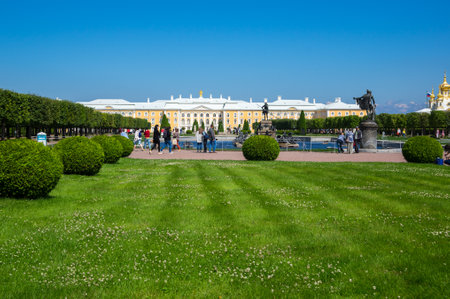 SAINT- PETERSBURG, RUSSIA - JULY 11, 2016: Grand Peterhof Palace and fountain in the upper garden of Peterhof, Saint-Petersburg, Russiaのeditorial素材