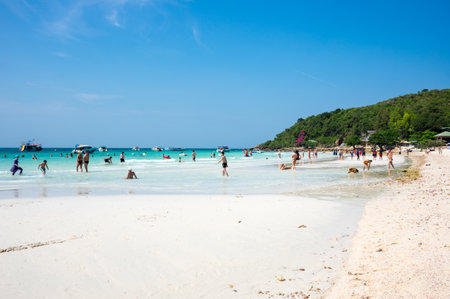PATTAYA, THAILAND - FEBRUARY 02, 2017: Tourists relaxing on the beach of Ko Lan island in the Gulf of Thailand near Pattaya, Thailandのeditorial素材