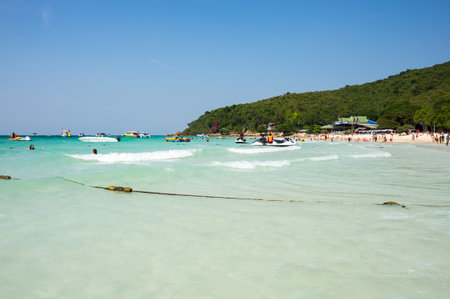 Tourists relaxing on the beach of Ko Lan island in the Gulf of Thailand near Pattaya, Thailandのeditorial素材