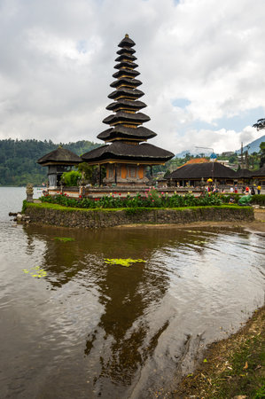 The temple complex Pura Ulun Danu Beratan, or Pura Bratan, a major Hindu Shaivite Shiva temple in Bali, Indonesiaのeditorial素材