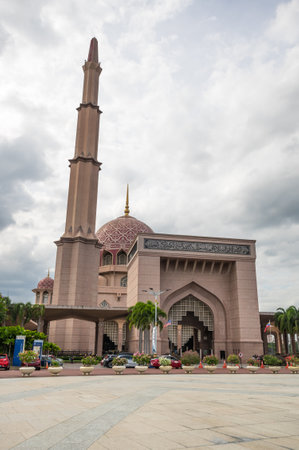 PUTRAJAYA, MALAYSIA - 02 FEBRUARY, 2020: The Putra Mosque is the principal mosque of Putrajaya, Malaysiaのeditorial素材