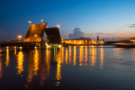 Divorce of Palace bridge at white nights, Saint Petersburg, Russiaのeditorial素材