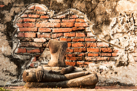 Old buddha statue in Wat Mahathat temple at Ayutthaya, Thailand の写真素材