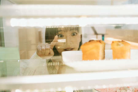 asian young girl exploring in a cafe.の写真素材