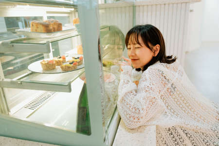 asian young girl exploring in a cafe.の写真素材