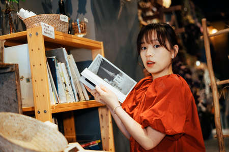 A girl exploring happily in a flower shopの写真素材