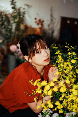 A girl exploring happily in a flower shopの写真素材