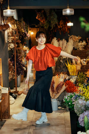 A girl exploring happily in a flower shopの写真素材