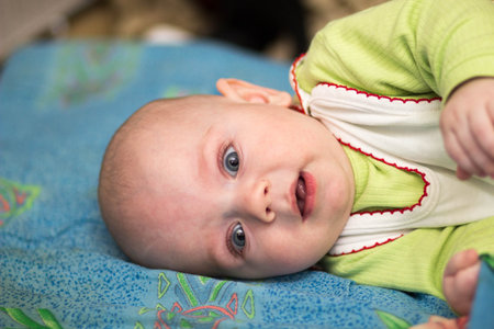 Little kid 4 month wonders of life.