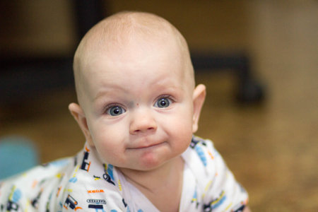 Little kid 4 month wonders of life.