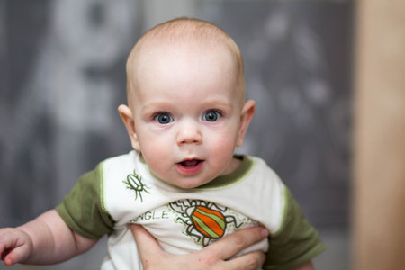 Little kid 4 month wonders of life.