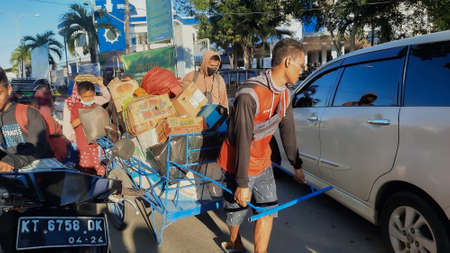 Juny 04 2021, at Bontang, east kalimantan, Indonesia, shipping workers who carry passenger goods arriving and departing at the ship's portのeditorial素材