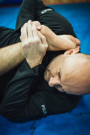 BJJ Brazilian jiu-jitsu ground fight training combat sparing. Leg lock kneebar submission control...