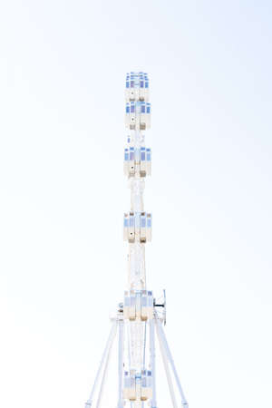 High key image of the side view of a large Ferris wheel with white sky at an amusement park. Festival conceptの写真素材
