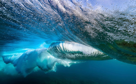 a wave seen from below the seaの写真素材