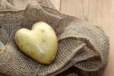 Herzkartoffel auf Stoffの写真素材