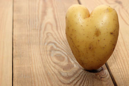 Kartoffel auf Holzの写真素材