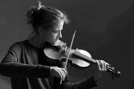 Black And White Of Teenage Girl Playing Violinのeditorial素材
