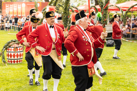 AUSTRIA, SALZBURG - 7 MAI, 2023: traditional dance at the maypole festival in Stieglのeditorial素材