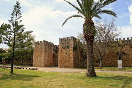 Moorish archway leading onto Avenida dos Descobrimentos, the old town, in Lagos, Algarve, Portugal