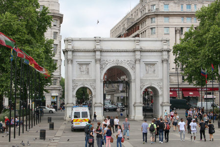 LONDON,ENGLAND,June 18. 2015: People walking and standing around the Marble Arch in London England, June 18, 2015のeditorial素材