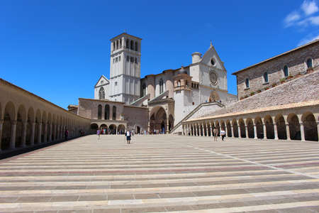 ASSISI, ITALY - JUNE 24, 2015: People at Basilica di San Francesco on top of the hill in Assisi, Italyのeditorial素材