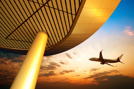 The eaves of the Shanghai Pudong International Airport and aircraft in the skyの写真素材