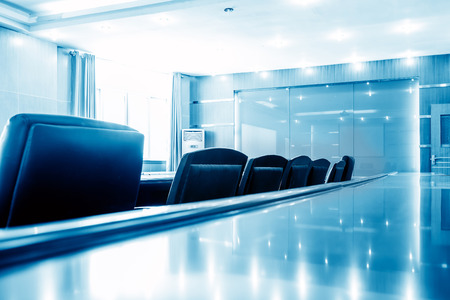 Luxurious meeting room with tables and chairs, blue tones.のeditorial素材