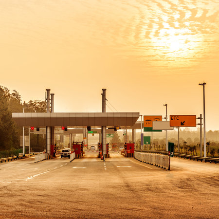 China's snelweg tol en twilight voertuig landschap.