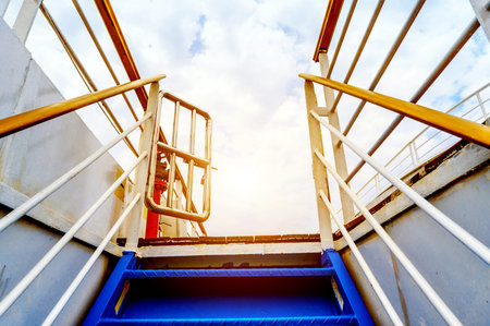 In the background of the sky, the cruise leads to the blue staircase of the deck