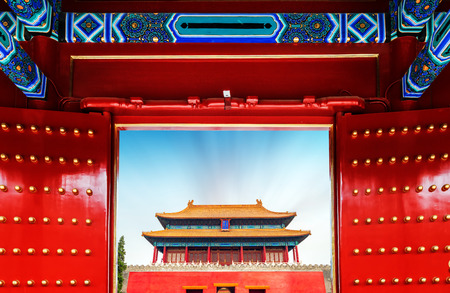 Red gates and historic buildings, Beijing, China.のeditorial素材